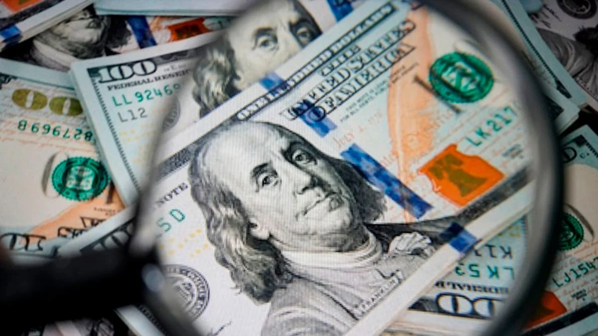 Dólar permanece estável e Bolsa cai com juros nos EUA e eleição no Brasil