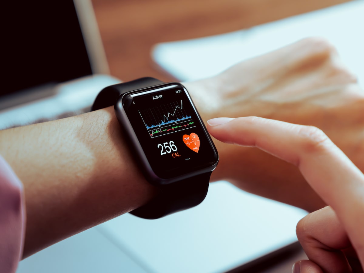 O smartwatch detectou batimentos acelerados: e agora? Devo ir ao pronto-socorro?