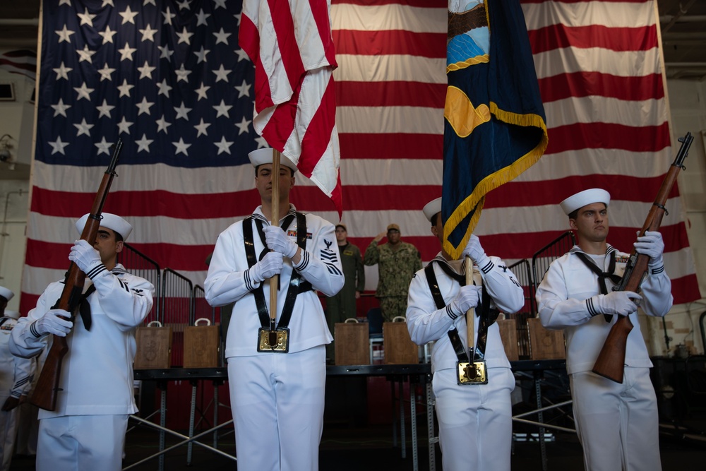 Imagem relacionada à notícia: Nunca Esqueça: George Washington Sailors Reflete em 9 / 11