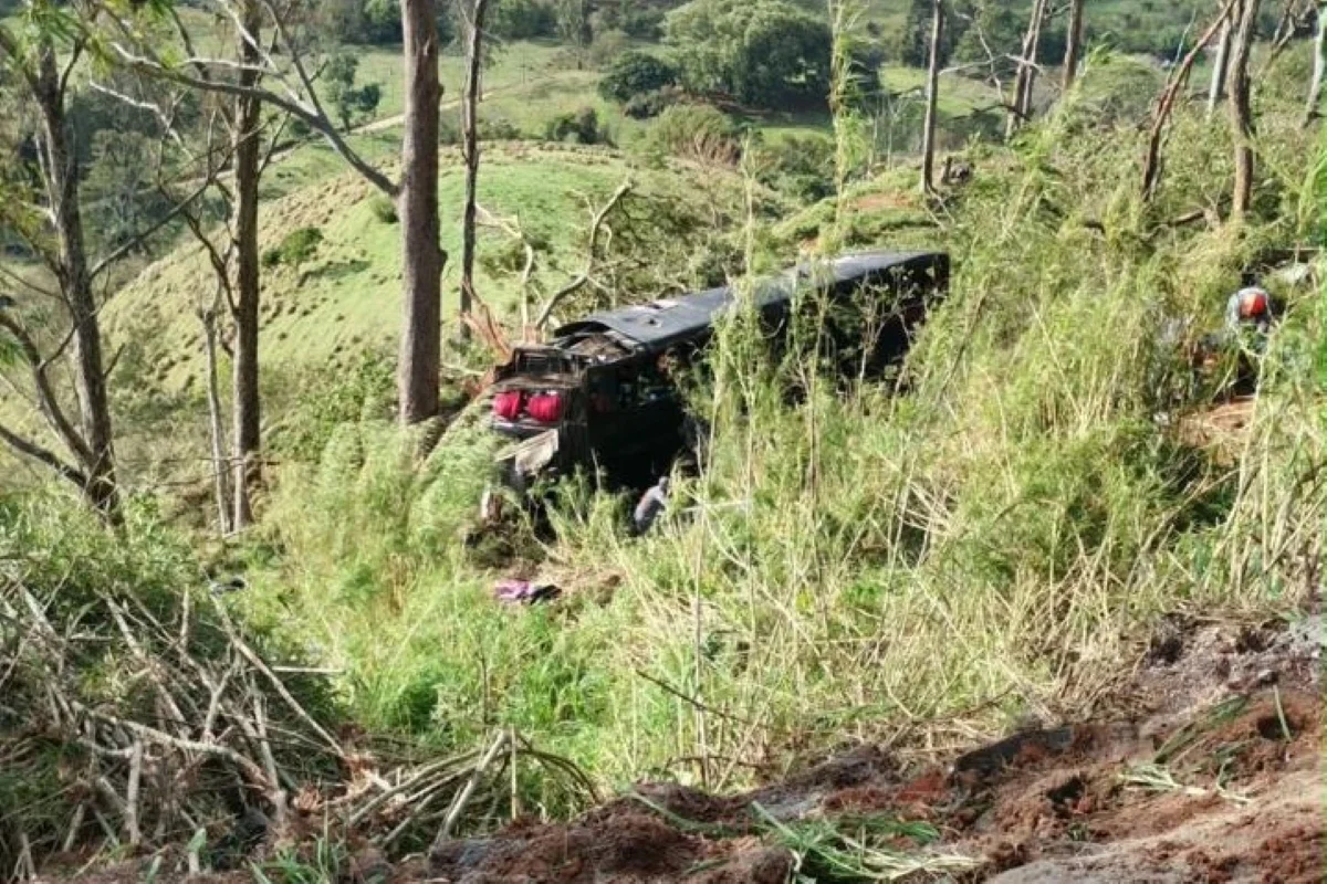 Ônibus que caiu em ribanceira realizava viagem clandestina, diz ANTT