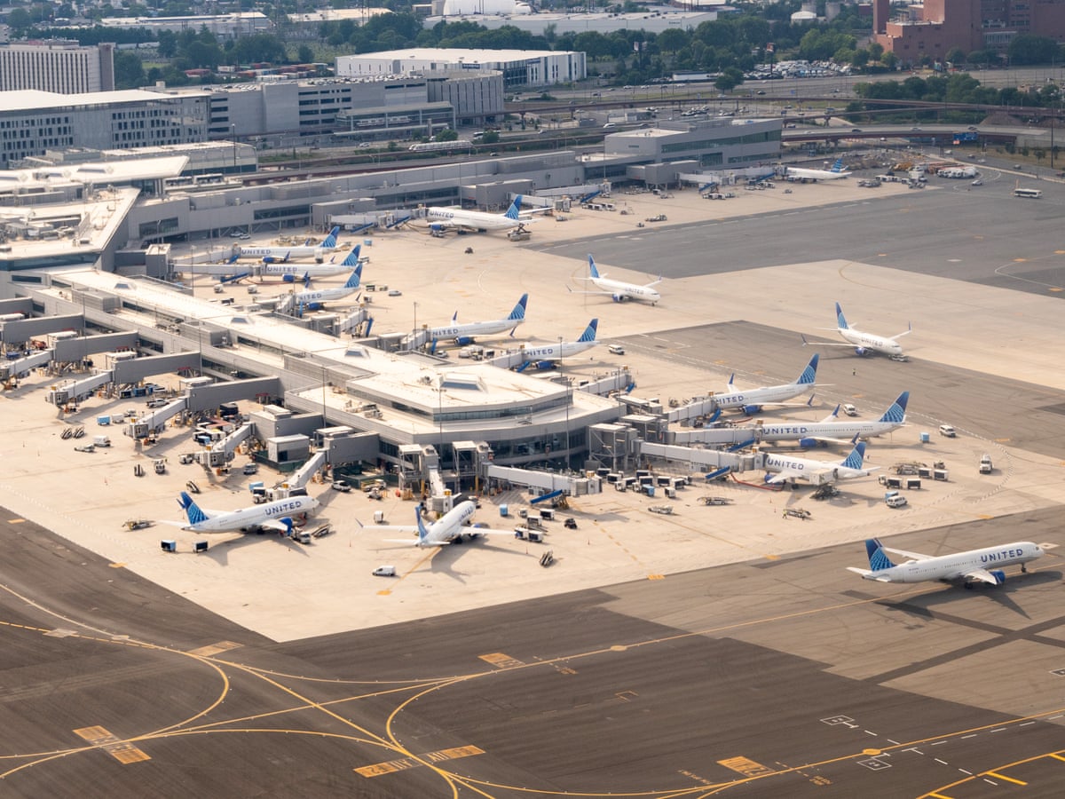 Voos suspensos em três aeroportos dos EUA enquanto órgão fiscalizador alerta sobre ameaça de hacking