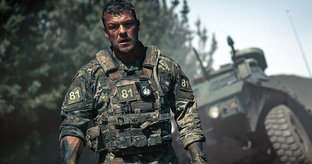 O filme Máquina de Guerra é estrelado pelo ator americano Alan Ritchson — Foto: Divulgação/Netflix