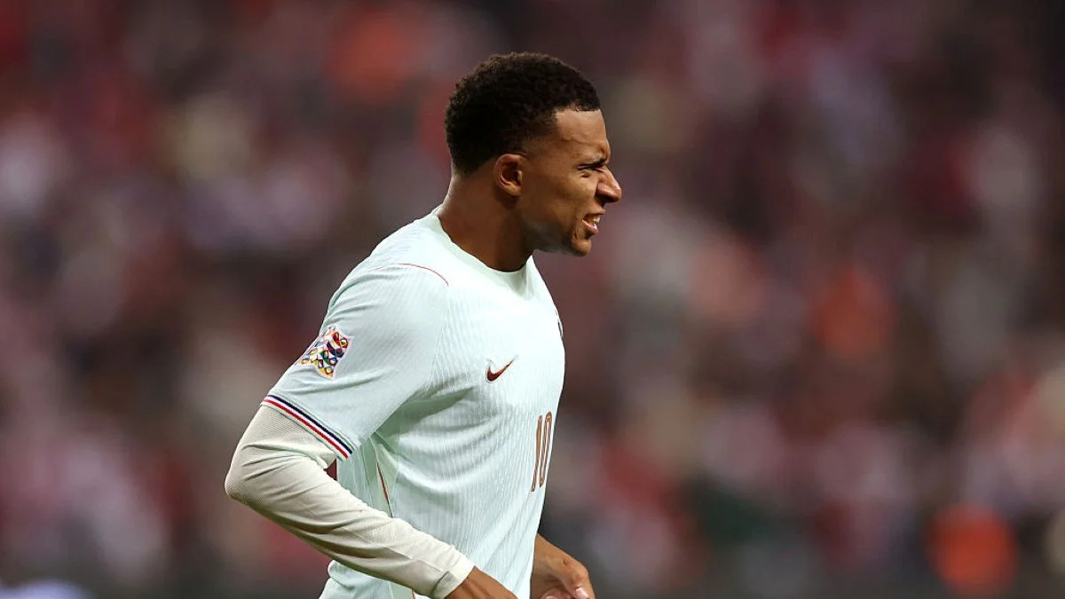 Mbappé marca gol contra a Turquia, sente joelho esquerdo e deixa o gramado