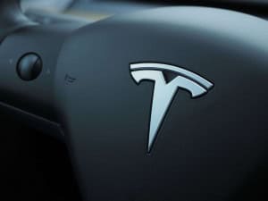 Tesla é julgada por acusações de discriminação racial contra trabalhadores negros nos EUA