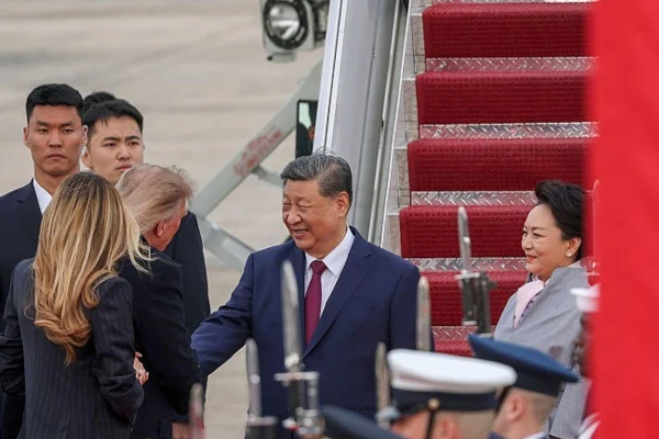 Em gesto raro, Trump recebe Xi Jinping em pista de aeroporto nos EUA