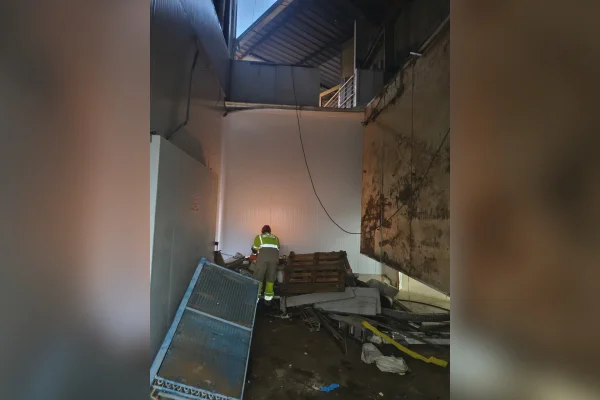 MG: teto de fábrica desaba em Brumadinho e deixa oito soterrados - destaque galeria