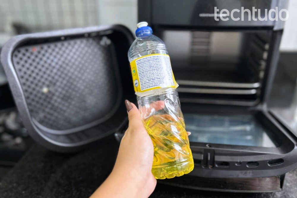Outra boa opção é o uso do detergente neutro para quebrar a gordura acumulada na air fryer — Foto: Letícia Rosa/TechTudo