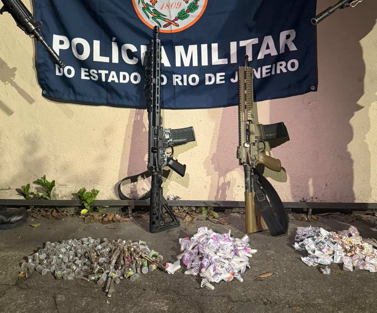 PM deixa suspeito morto e apreende dois fuzis após confronto em comunidade da Penha, no Rio