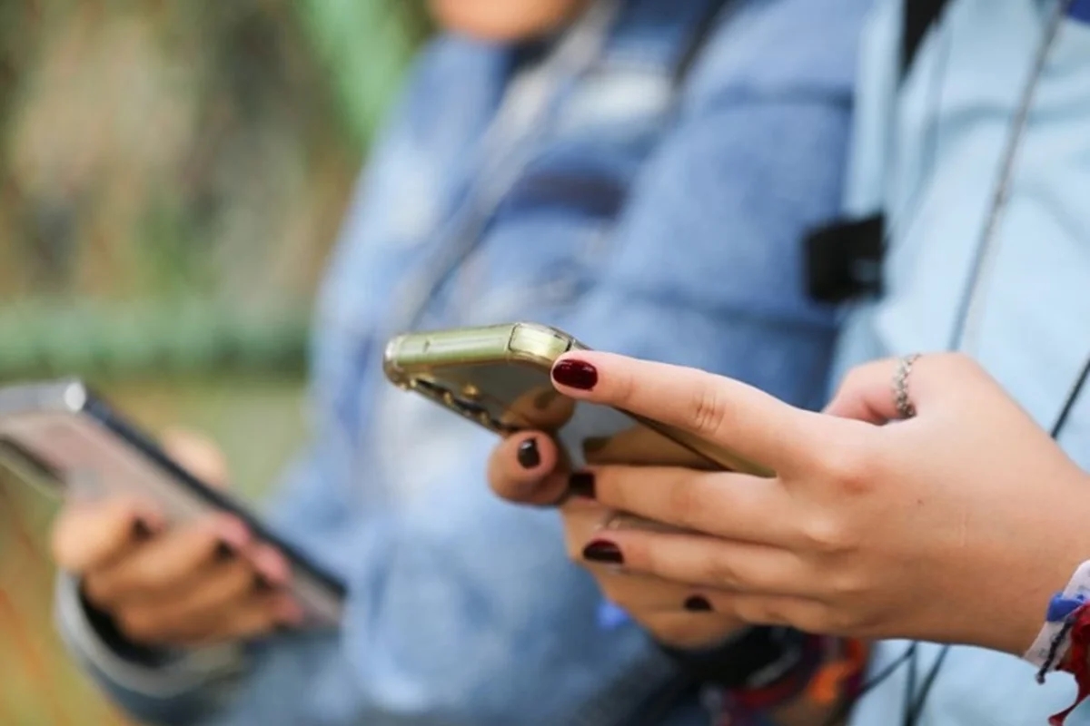 Médico explica como evitar dores nos ombros e na coluna ao usar celular