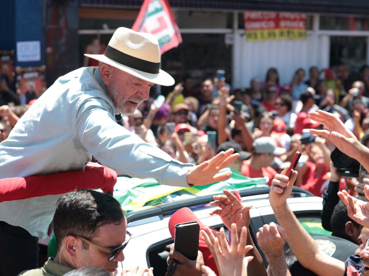 Lula intensifica agenda de rua na reta final do primeiro turno e faz corpo a corpo em SP