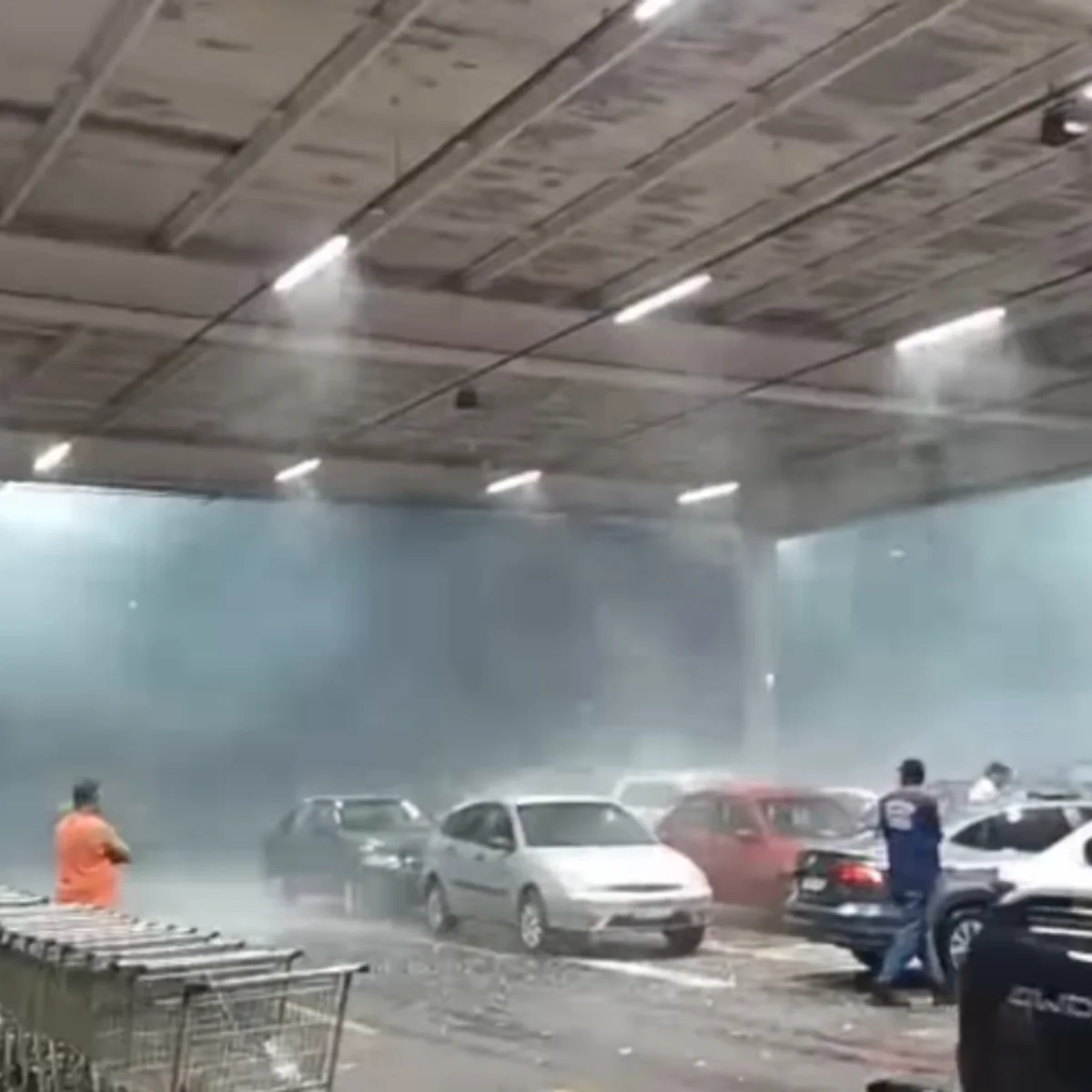 MG: granizo e ventania assustam clientes em estacionamento de supermercado