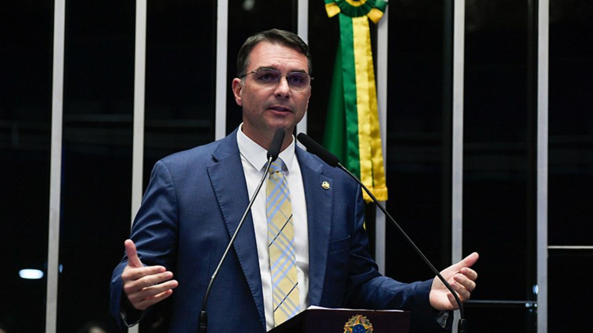 Flávio Bolsonaro diz que não existe ajuda de governo dos EUA nas eleições brasileiras
