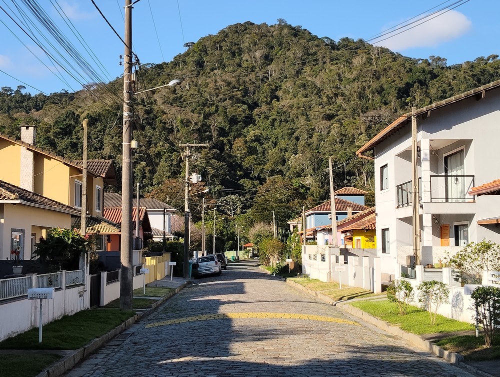 Rua de dia; foto tirada com Redmi Note 17 Pro, zoom de 2x — Foto: Ana Loubak/TechTudo