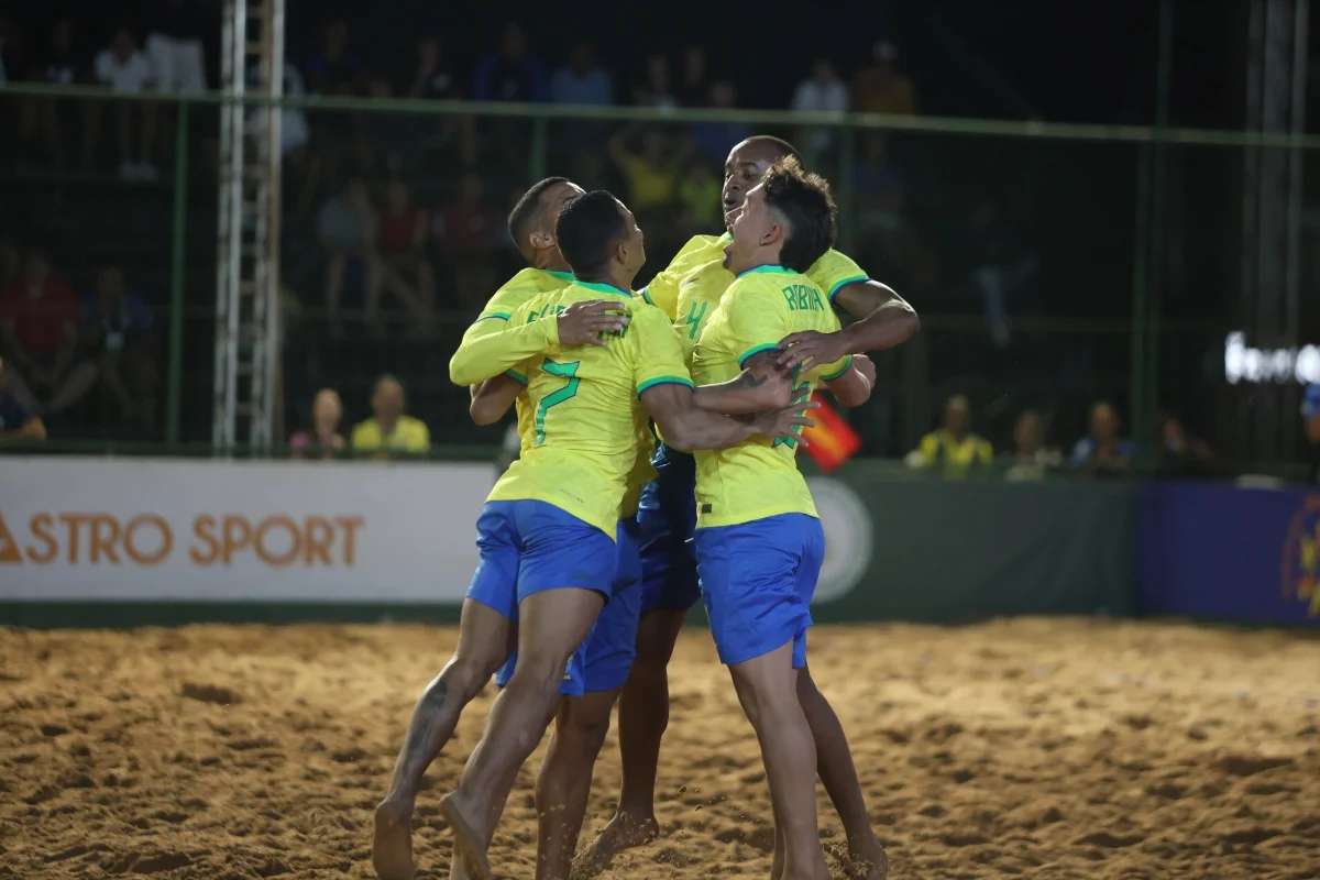 Jogadores do Brasil comemoram vitória no Beach Soccer