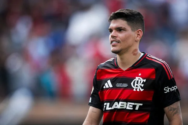 Flamengo confirma lesão de Ayrton Lucas após jogo contra o Bragantino