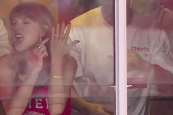 Kelce faz touchdown e Taylor Swift aponta para aliança: "Este é meu marido"