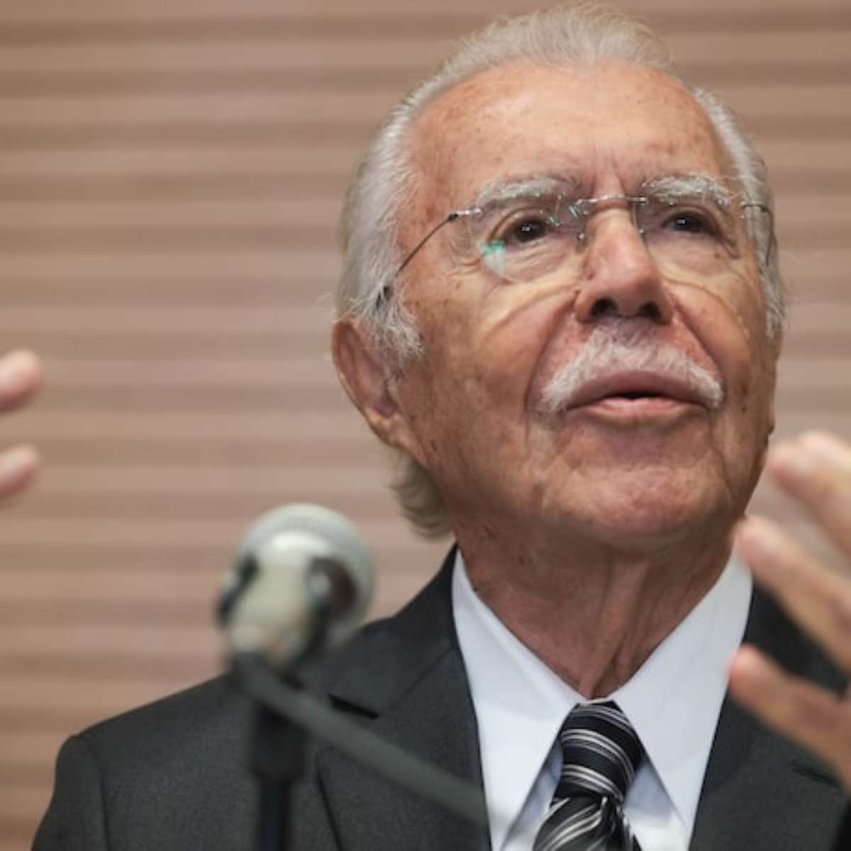 José Sarney evolui em tratamento de pneumonia, afirma hospital