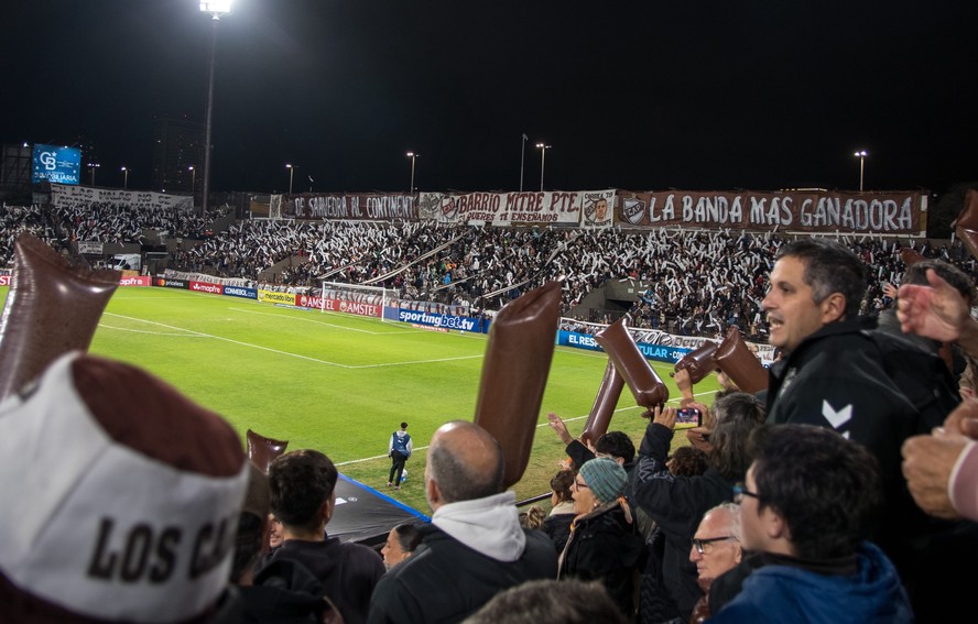 Além de Boca e River: veja como é um jogo de futebol raiz na casa do Platense, adversário do Fluminense na Libertadores