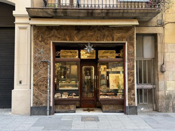 La fachada de la Pastisseria La Estrella.