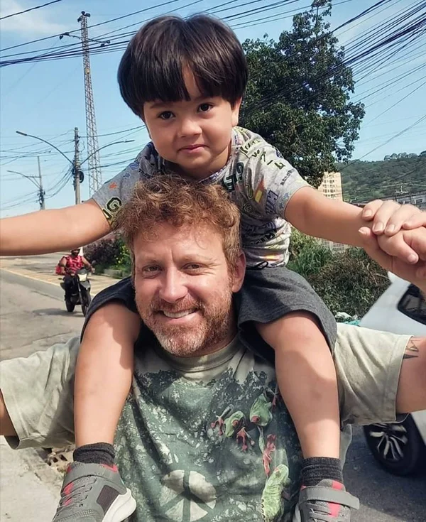 Gui Santana diz que Sérgio Hondjakoff engravidou "entregadora de pizza"