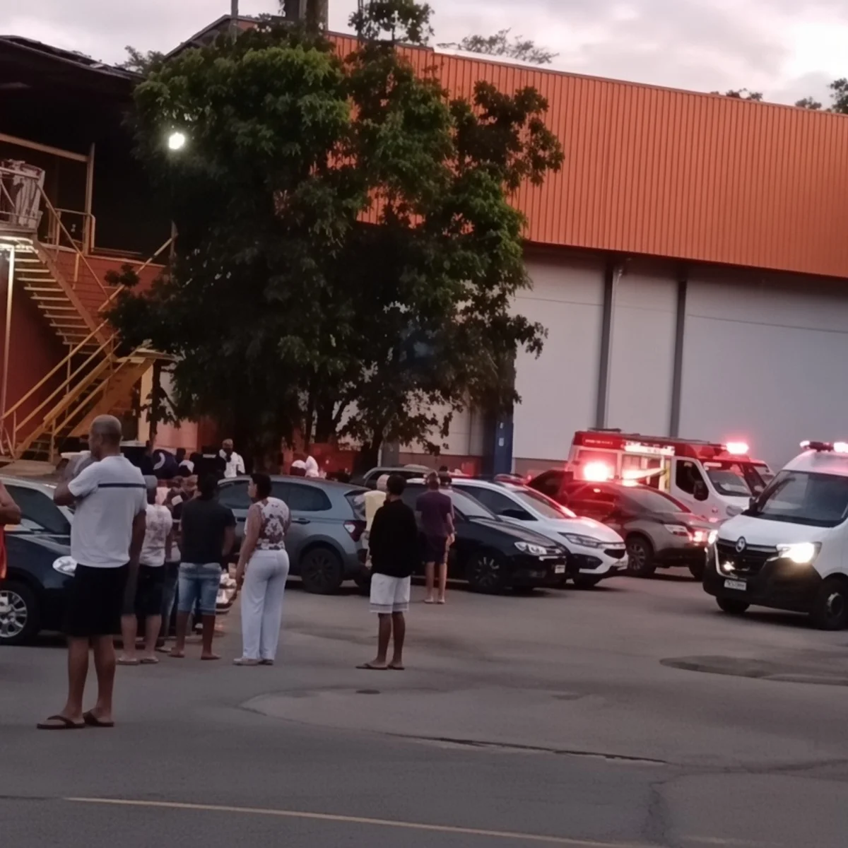 MG: teto de fábrica desaba em Brumadinho e deixa oito soterrados