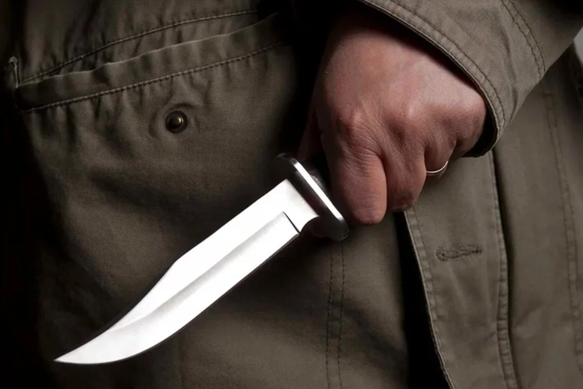 Família se tranca em quarto após homem armado com faca invadir residência
