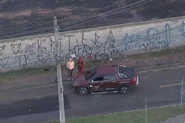 Acidente de trânsito com 3 veículos deixa 2 mortos em Taboão da Serra