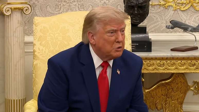 Trump proíbe repórteres da CNN, MS NOW e Politico de entrar na Casa Branca