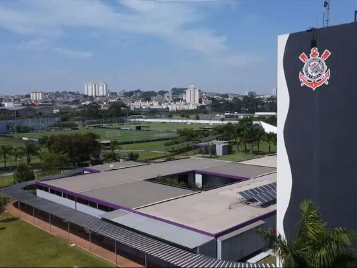 Presidente da Gaviões diz que Memphis quis bater pênalti para 'ficar bonito na foto'