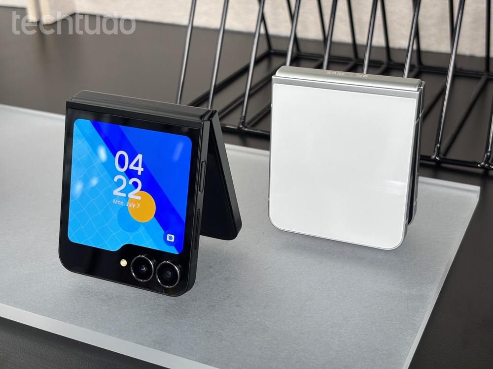 Galaxy Z Flip 7 FE tem tela externa de 3,4" — Foto: Ana Letícia Loubak/TechTudo