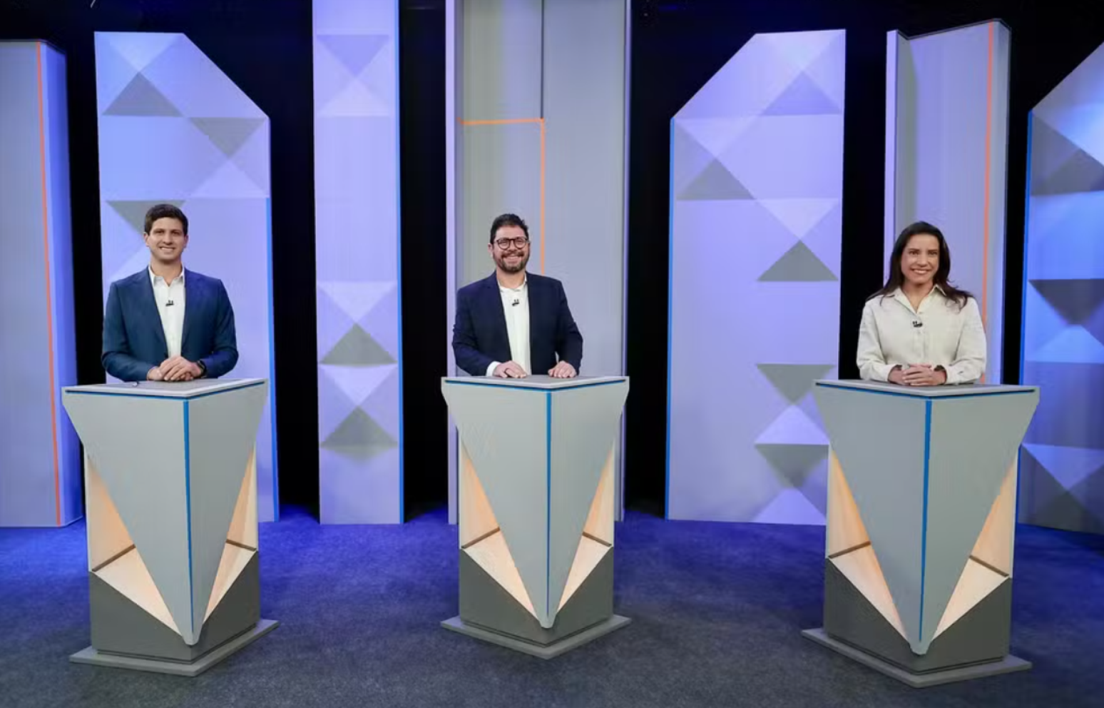 Jo&atilde;o Campos (PSB), Ivan Moraes (PSOL) e Raquel Lyra (PSD) debatem na TV Globo