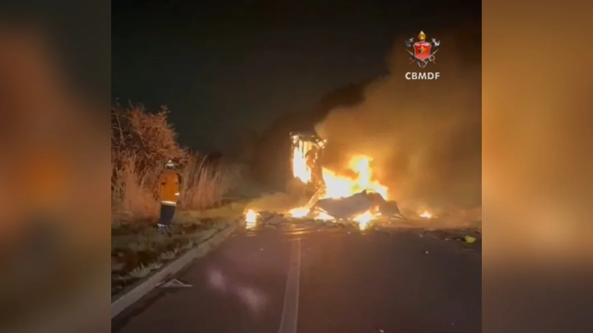 Acidente entre caminhões deixa 2 mortos e interdita trecho da BR-060