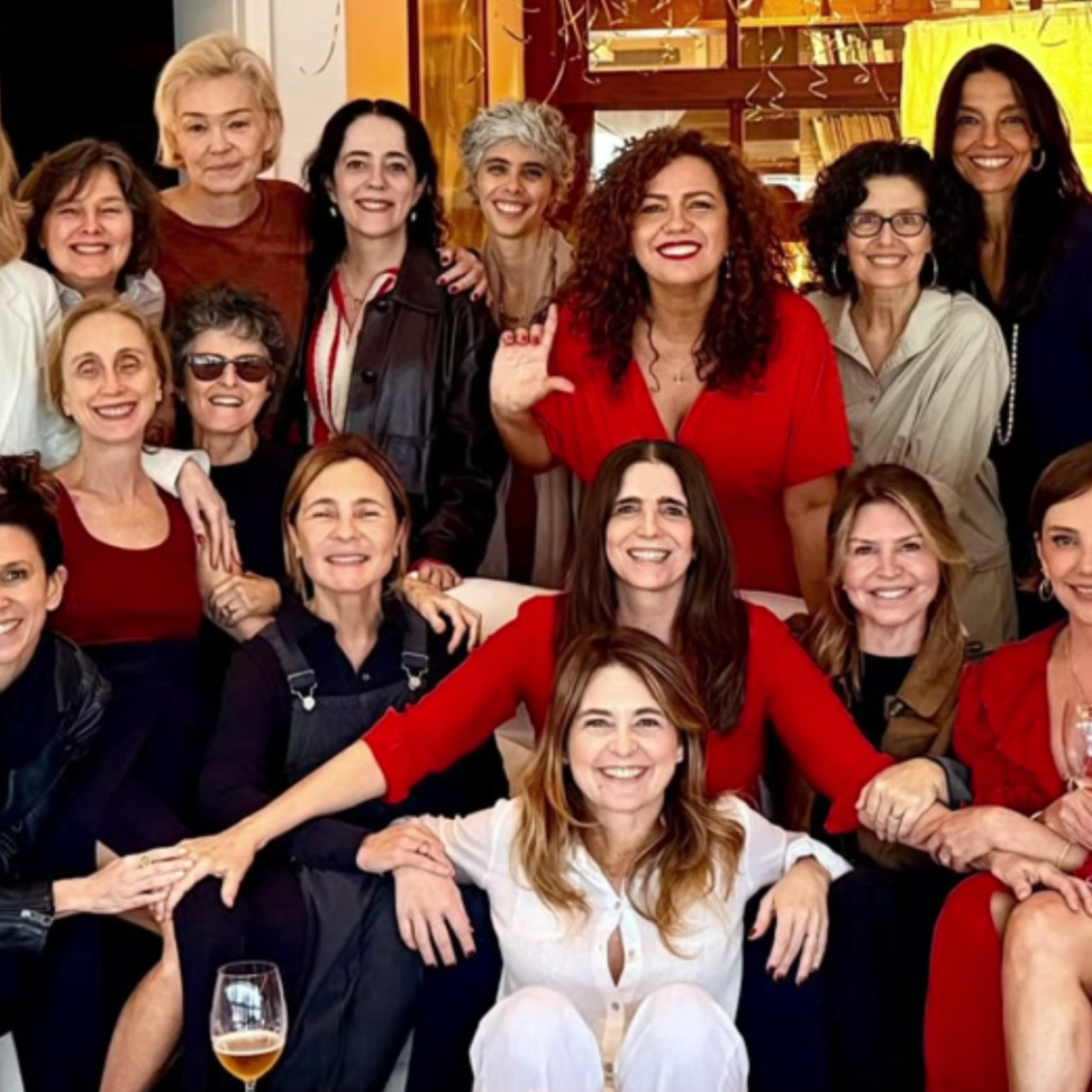 Malu Mader reúne time de amigas famosas para comemorar aniversário de 60 anos