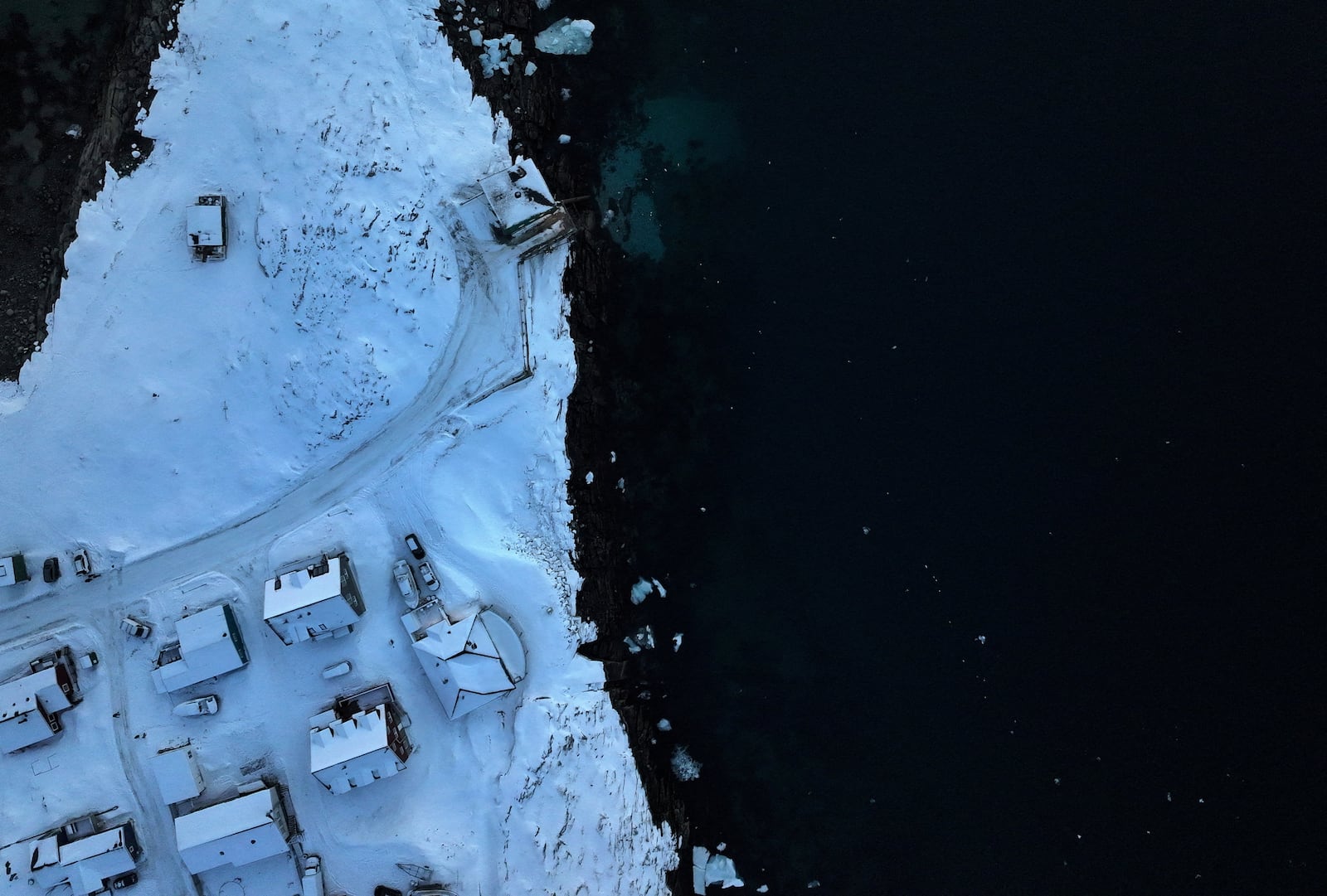 Imagem captada por drone mostra casas na orla de Nuuk, na Groenlândia Stoyan Nenov/Reuters - 07.02.2026