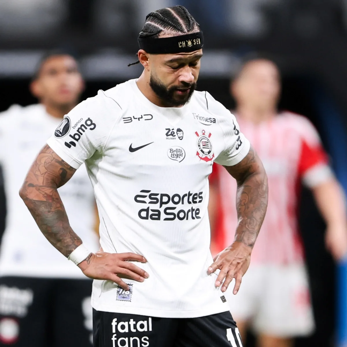 Memphis Depay se manifesta e pede desculpas aos torcedores do Corinthians