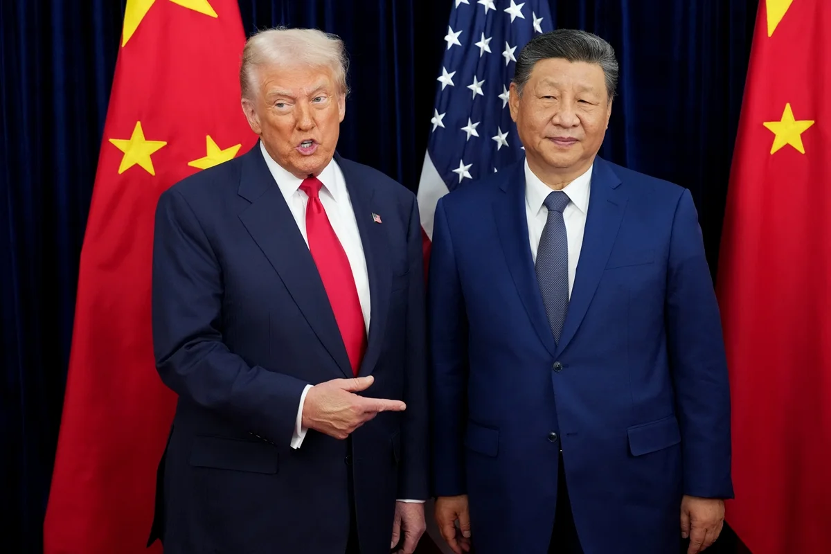 O presidente dos EUA, Donald Trump, cumprimenta o presidente chinês, Xi Jinping, antes de uma reunião bilateral na Base Aérea de Gimhae