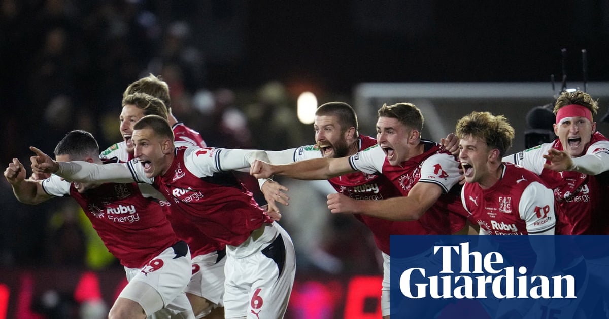 Fantástica vitória do Fleetwood na disputa de pênaltis contra o Arsenal na Carabao Cup em uma surpresa