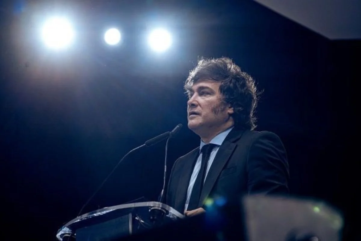 Imagem colorida de Javier Milei - Metrópoles