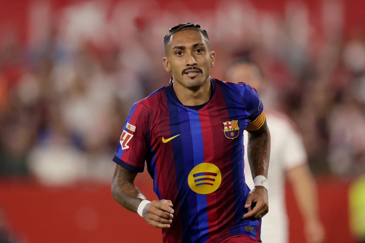 Com Raphinha titular, Barcelona está escalado para jogo contra Real Madrid