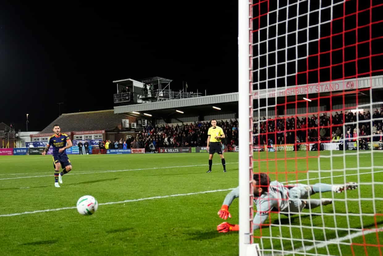 Fantástica vitória do Fleetwood na disputa de pênaltis contra o Arsenal na Carabao Cup em uma surpresa