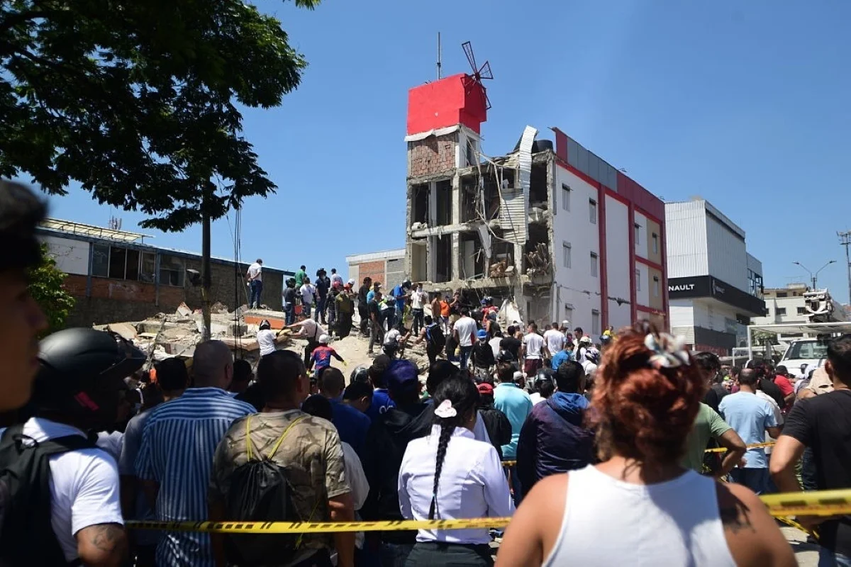 Imagem colorida mostra escombros de prédio que caiu após terremoto na Colômbia - Metrópoles