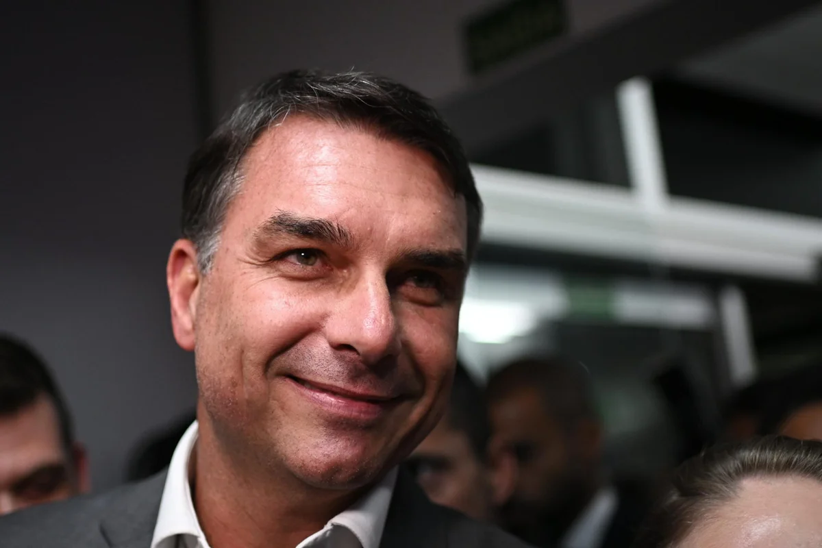 Flávio mira eleitorado feminino e busca aproximação com empresariado