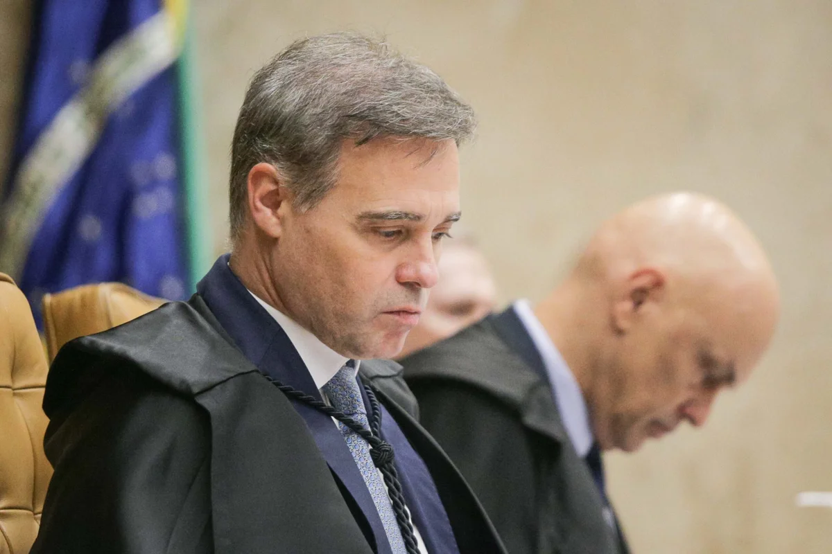 Tesouraço: Mendonça libera crítica a Flávio no rádio e barra peça na TV