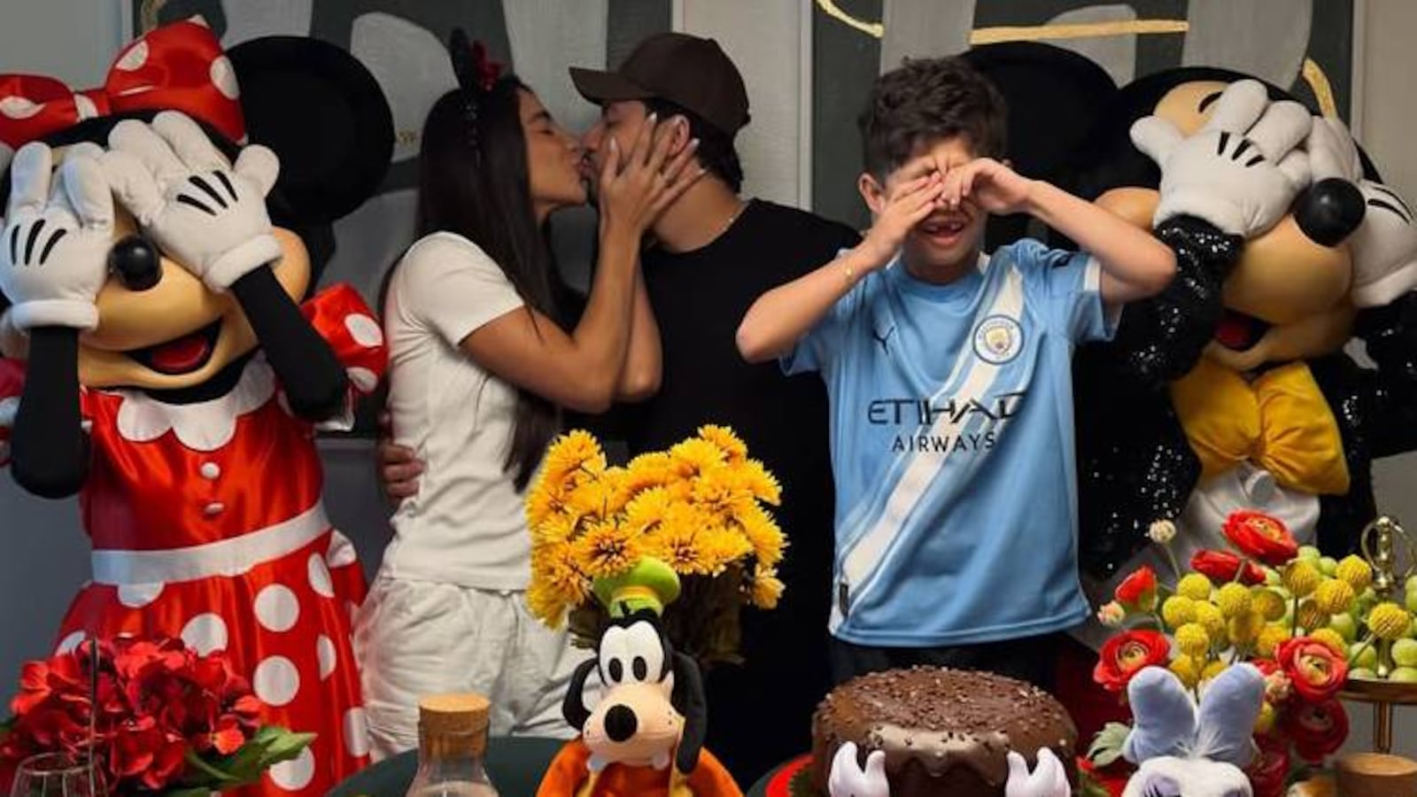 Gabriela Versiani e Murilo Huff se beijam, enquanto Léo tampa os olhos Reprodução/Instagram/@gabrielaversiani - 05.10.2026