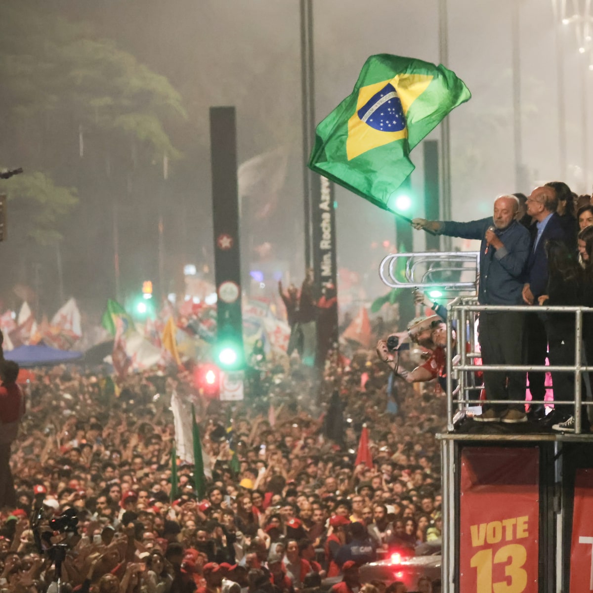 Mercado reage à reeleição de Lula; ETF brasileiro cai mais de 26% em NY