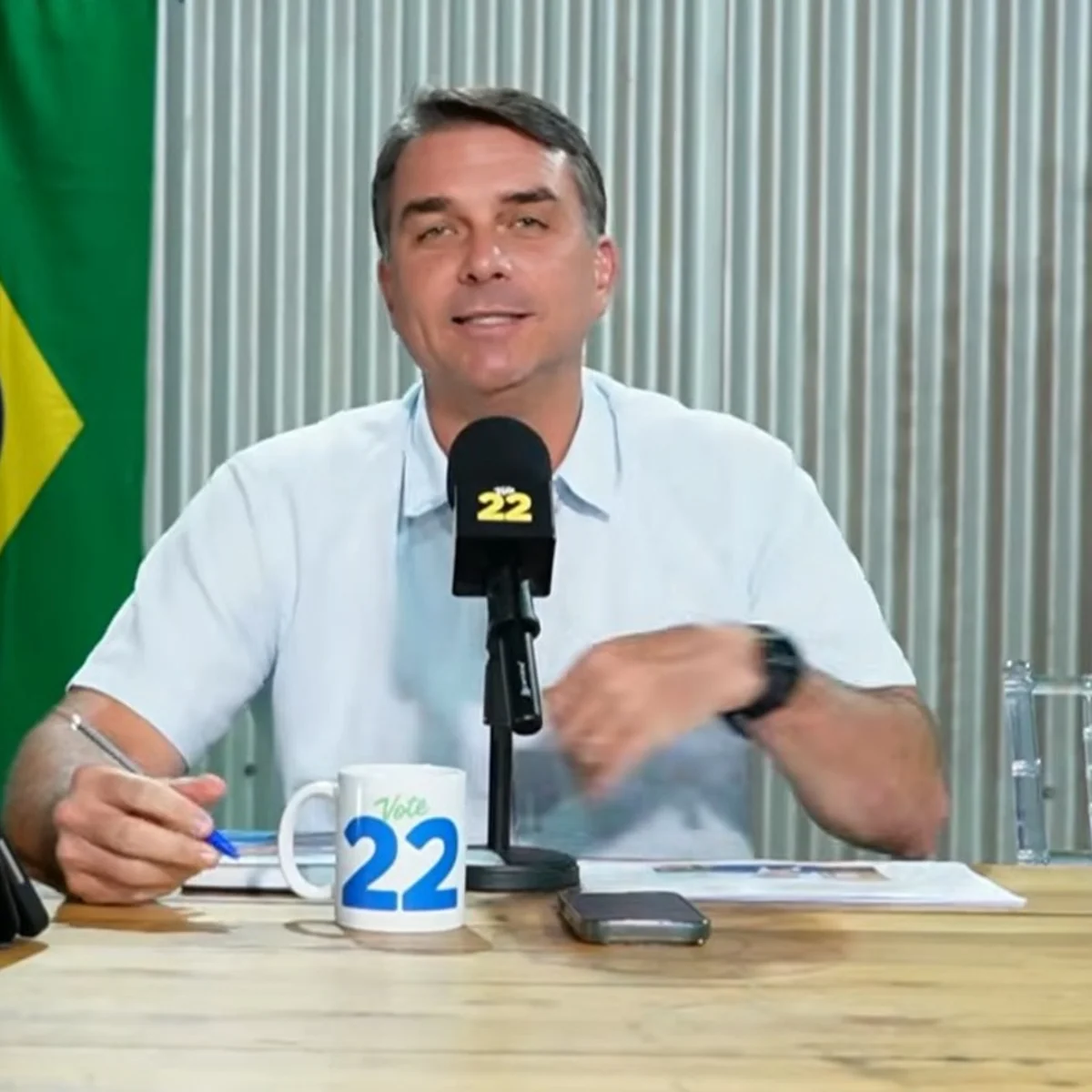 Flávio Bolsonaro deseja melhoras a Cleitinho: "Achei ele magro"