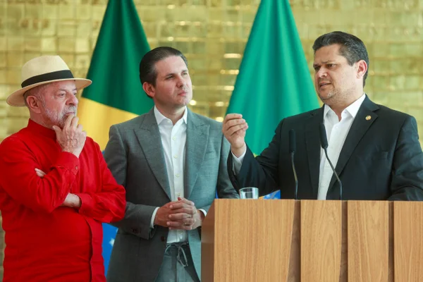 Lula planeja ato no Planalto para celebrar fim da escala 6×1 - destaque galeria