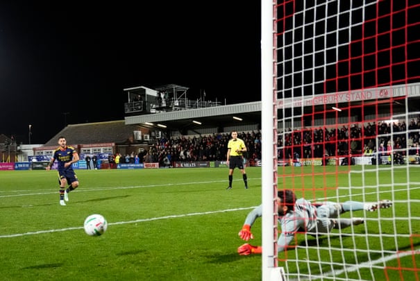 Fantástica vitória do Fleetwood na disputa de pênaltis contra o Arsenal na Carabao Cup em uma surpresa