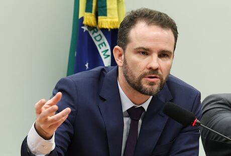 Ministro da Fazenda diz que vai apresentar medidas de ajuste fiscal para buscar centro da meta