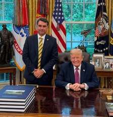 Flávio Bolsonaro publicou uma foto ao lado de Trump em maio deste ano Foto: Reprodução